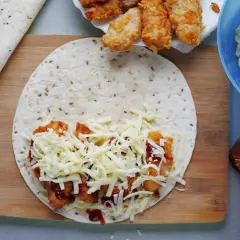 Qurrito przepis: tortille z kurczakiem, serem i sosem BBQ. Składniki gotowe do zwinięcia.