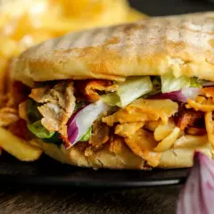 Knysza co to? Pyszna bułka z mięsem kebab, sałatą, cebulą i frytkami.