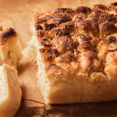 Puszysta, złocista focaccia z oliwkami i rozmarynem, idealna na oryginalny włoski przepis.