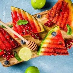 Nietypowe dania z grilla: grillowany arbuz z jagodami, porzeczkami i miętą.