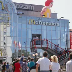 Pierwszy McDonald w Polsce, tłumy ludzi przed wejściem, Ronald McDonald na dachu.