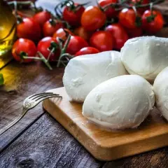Jakie sery do pizzy wybrać, aby zachwycić smakiem?