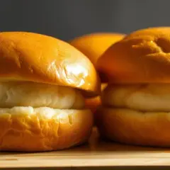 Gdzie kupić bułki do mini burgerów? Oto najlepsze miejsca i ceny