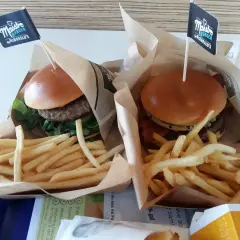 Dwa pyszne Maestro Burger od McDonald's z frytkami. Sprawdź aktualną maestro burger cena i ciesz się smakiem!
