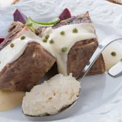 Mięso w sosie chrzanowym na ciepło z buraczkami i chrzanem na łyżce.