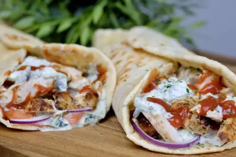 Dwa pyszne gyrosy z kurczakiem, warzywami i sosem. Idealne gyros składniki w tortilli.