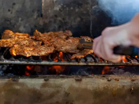 Jak długo piec karkówkę na grillu, aby uniknąć suchego mięsa?