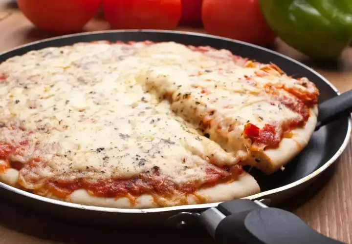 Gorąca, rozpływająca się w ustach pizza mrożona prosto z patelni. Ser ciągnie się apetycznie, a zioła dodają aromatu.