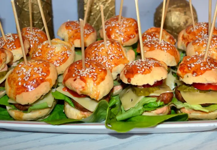 Mini burgery na zimno, idealne na przyjęcie. Małe bułeczki z sezamem, soczyste mięso, ser, sałata i pikle.