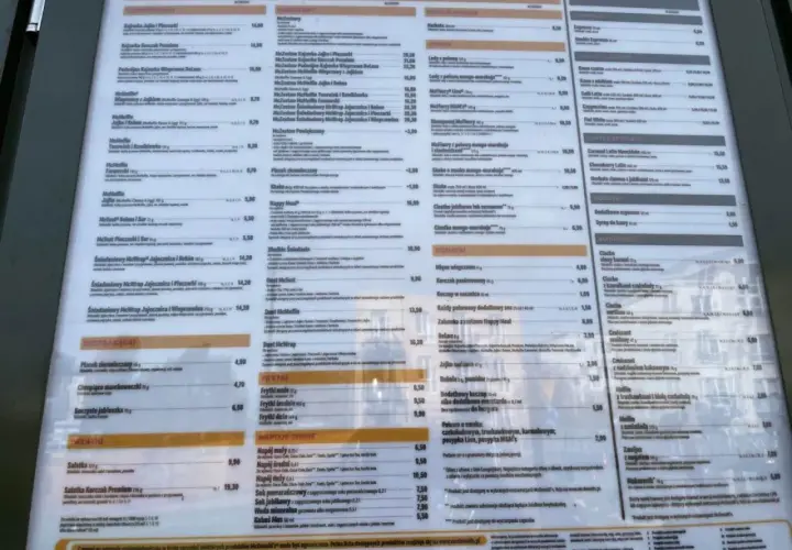 Menu McDonald's z cenami, widoczne małe frytki.