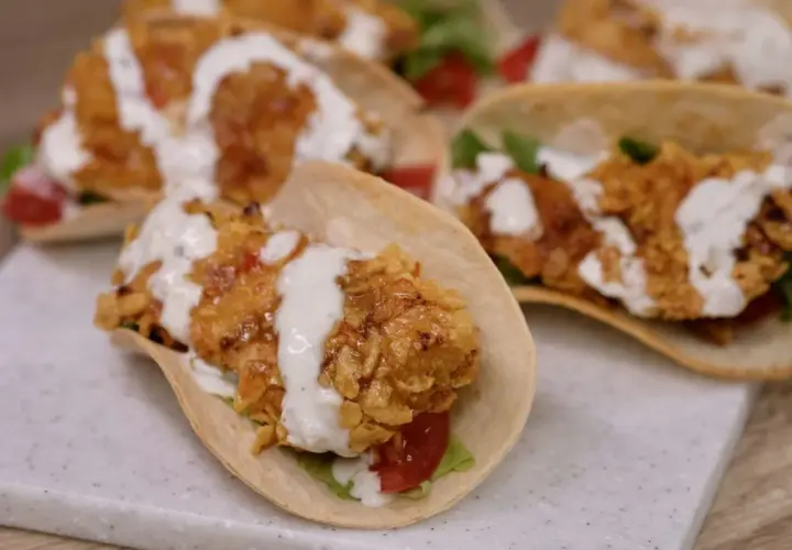 Pyszne tacos z kurczakiem w chrupiącej panierce, polane kremowym sosem. Idealne na szybki lunch!