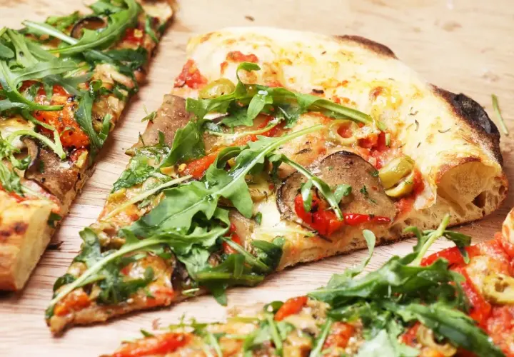 Jak piec pizzę w piekarniku, aby uzyskać idealny smak i chrupkość