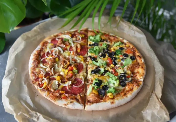 Pół na pół: pizza 32 cm z kurczakiem, papryką i cebulą oraz z brokułami, kukurydzą i oliwkami.