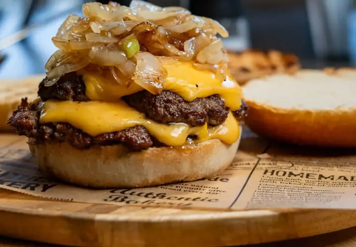 Podwójny smash burger z topionym serem cheddar i karmelizowaną cebulką. Tak wygląda pyszny smash burger co to jest!
