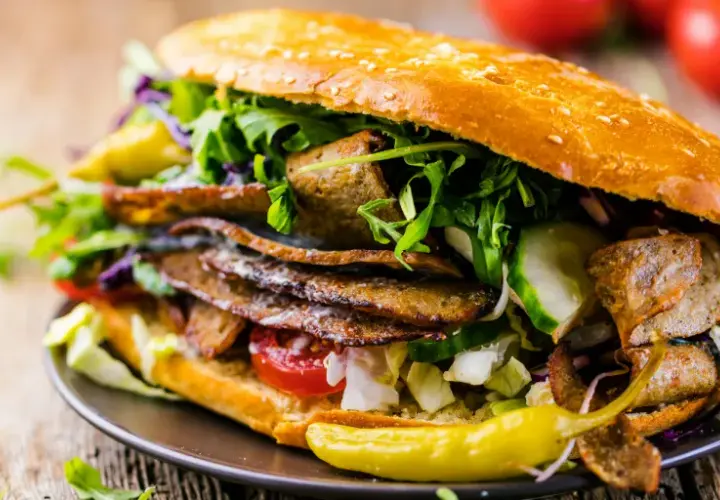 Ile kcal ma kebab w picie? Zaskakujące fakty o kaloriach