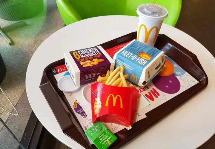Taca z jedzeniem McDonald's: frytki, McNuggets, Filet-O-Fish, napój i sos.