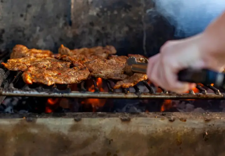 Jak długo piec karkówkę na grillu, aby uniknąć suchego mięsa?