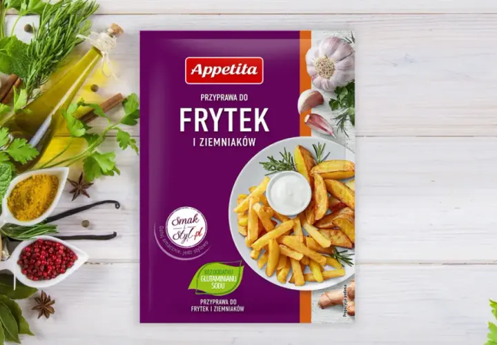 Opakowanie przyprawy do frytek i ziemniaków Appetita z frytkami i dipem na talerzu, otoczone ziołami i przyprawami.