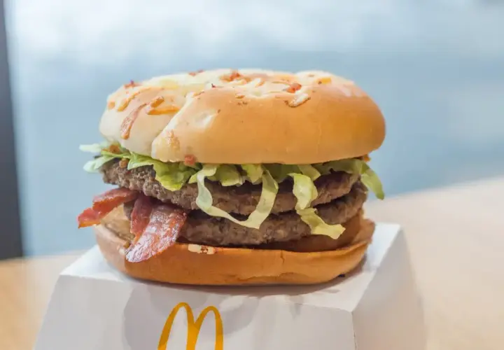 Podwójny burger z bekonem i jalapeno, z chrupiącą sałatą, na bułce z serem. Zastanawiasz się nad jego kcal?
