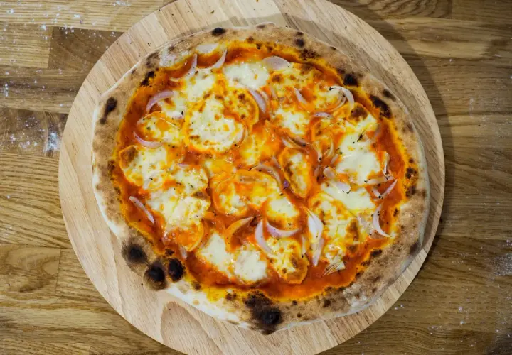 Jak zrobić pizzę neapolitańską – sekrety idealnego ciasta i składników