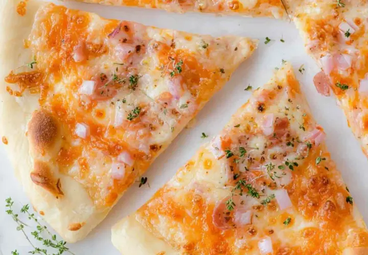Kawałki pysznej pizzy z twarogu, posypane ziołami i kawałkami cebuli.