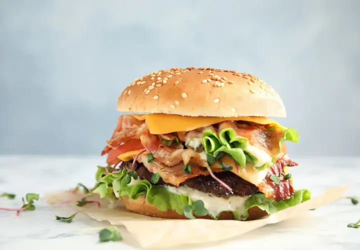 Ile kcal ma burger z kurczakiem? Zaskakujące różnice w kaloriach