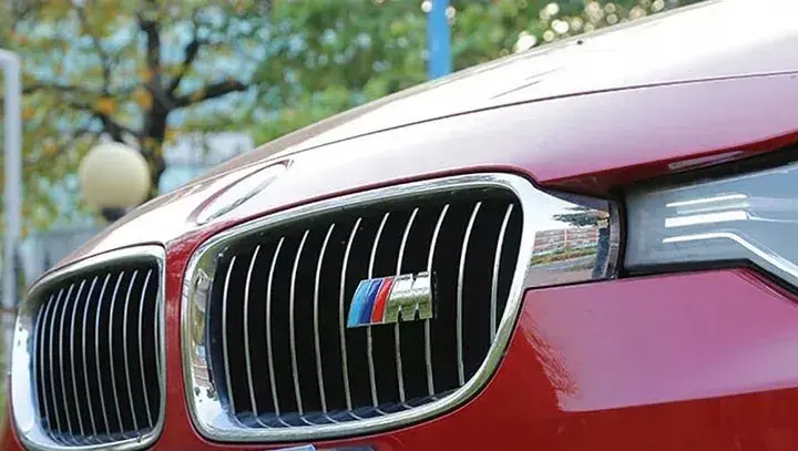 Znaczek M-Pakiet na grill BMW - wybierz idealny model i kolor