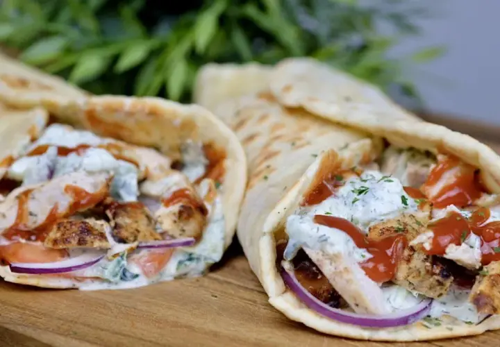 Dwa pyszne gyrosy z kurczakiem, warzywami i sosem. Idealne gyros składniki w tortilli.