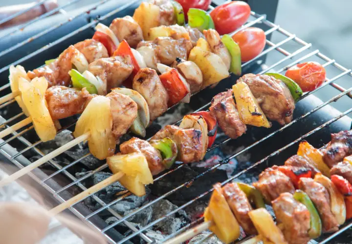 Proste szaszłyki na grilla z kurczakiem, ananasem, papryką i pomidorkami, pieczone na węglu.