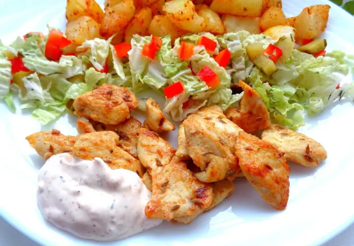 Pyszna shoarma z kurczaka z chrupiącymi ziemniaczkami, świeżą sałatką i kremowym sosem. Idealny posiłek na szybki obiad.