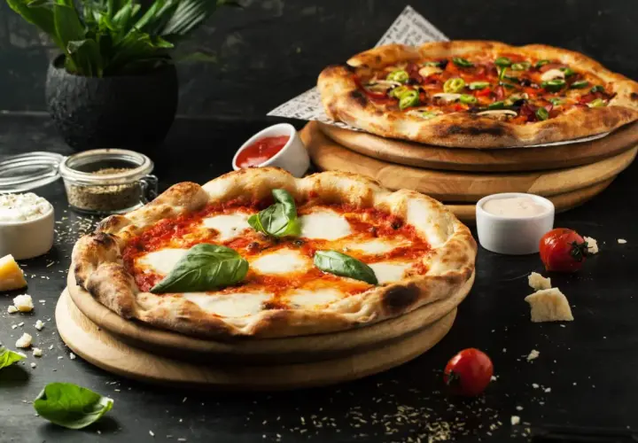 Dwie pyszne pizze, jedna margherita, druga z dodatkami, gotowe na dzień pizzy 2026.