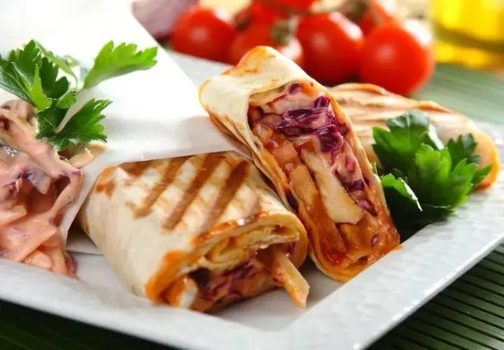 Co to jest dürüm kebab? Przygotowanie, składniki i różnice