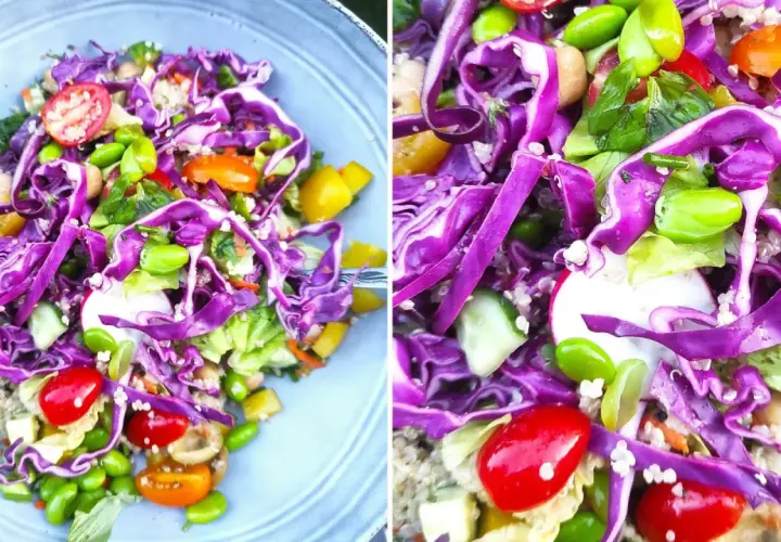 Kolorowa surówka z czerwonej kapusty, edamame, pomidorkami i ogórkiem. Wygląda jak surówka z czerwonej kapusty jak w restauracji, pyszna i zdrowa.