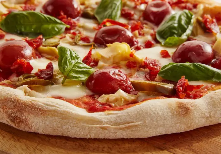 Ile kalorii ma pizza? Odkryj, co wpływa na jej kaloryczność