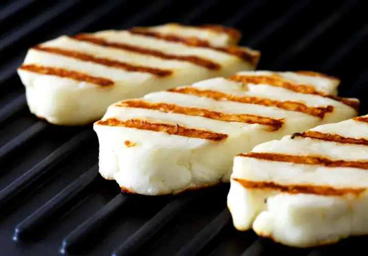 Pyszne halloumi z grilla, z apetycznymi paskami, gotowe do podania.