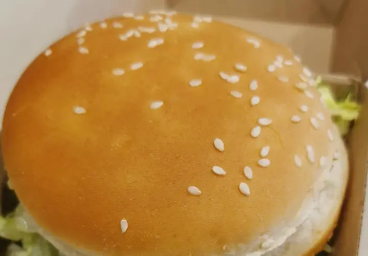 Ile kosztuje hamburger w Mc? Zaskakujące ceny w różnych miastach