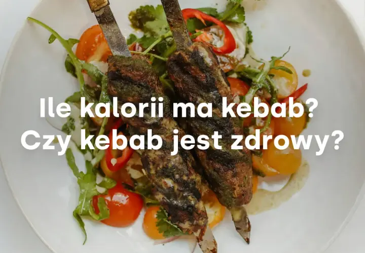 Dwa szaszłyki z mięsem i warzywami na talerzu.