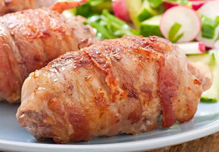 Soczysty kurczak grillowany zawinięty w boczek, podany z chrupiącą sałatką z ogórka i rzodkiewki.