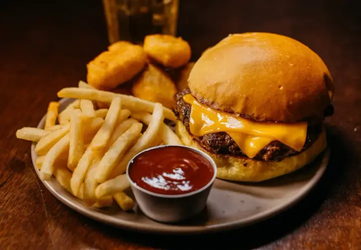 Jak usmażyć burgera na patelni, aby był soczysty i idealny