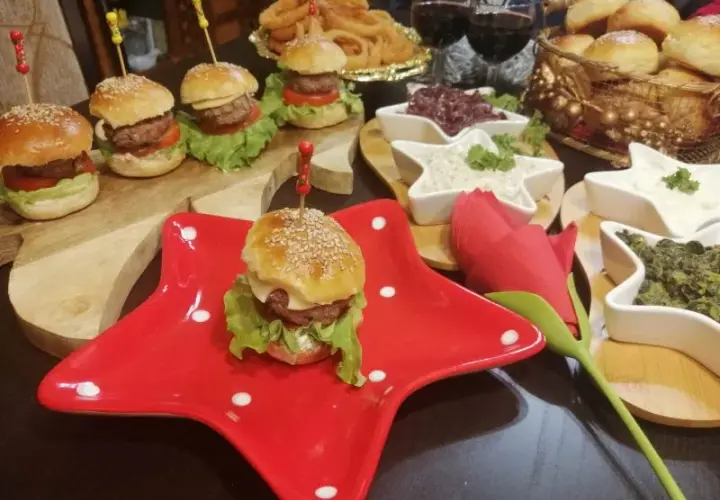 Jak podgrzać bułki do hamburgerów, aby były idealnie chrupiące?