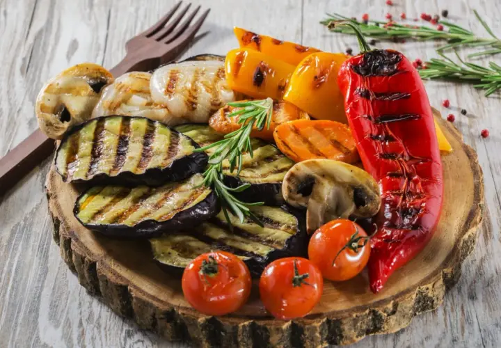 Grillowane warzywa: bakłażan, papryka, pieczarki, pomidorki i cebula. Idealne dodatki do grilla, pachnące ziołami.
