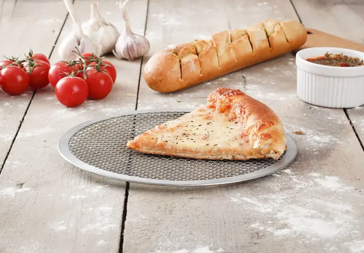 Jak rozciągnąć ciasto na pizzę: sekrety idealnej tekstury i grubości