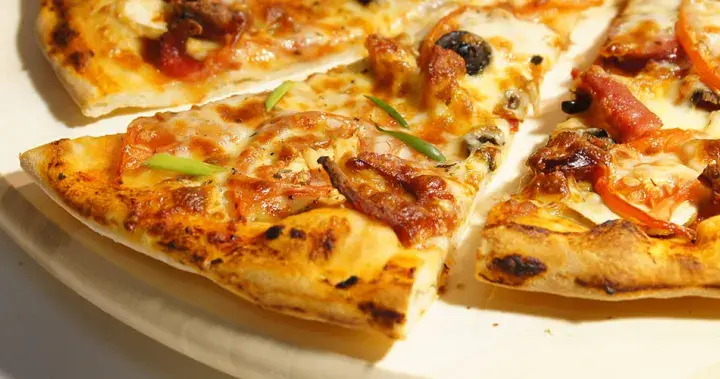 Ile kalorii ma mała pizza? Zaskakujące różnice w kaloryczności