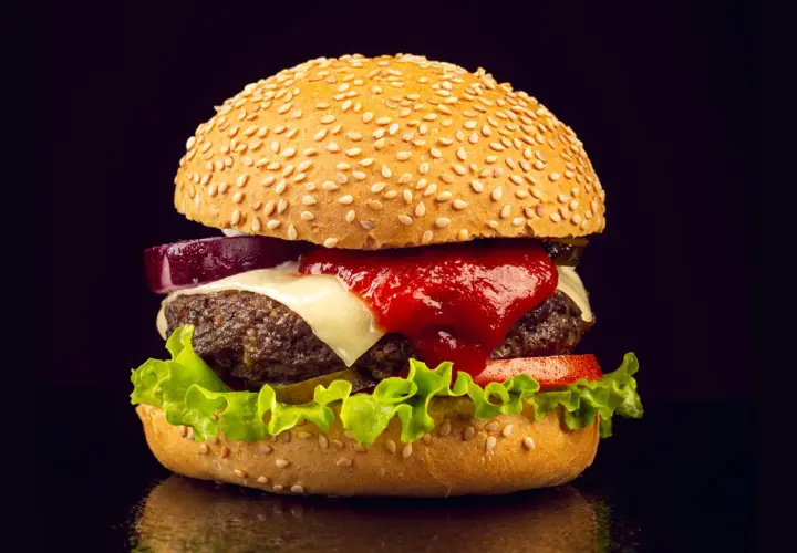 Jak podgrzać hamburgera w piekarniku, aby nie stracił smaku?