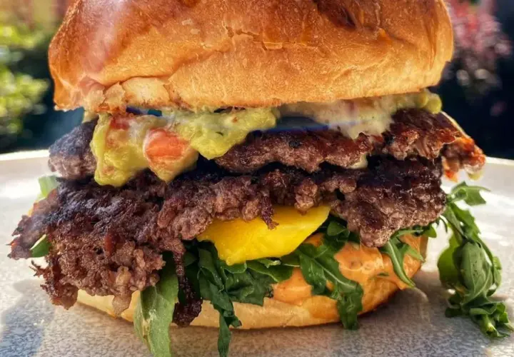 Ile waży burger wołowy? Odkryj różnice między markami i typami