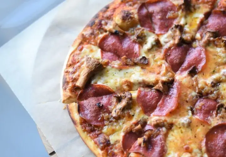 Jaką szynkę do pizzy wybrać, aby uniknąć przeciętnego smaku?