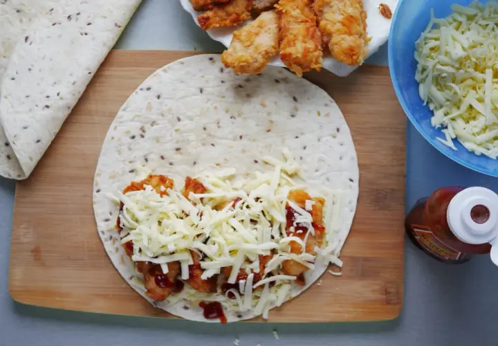 Qurrito przepis: tortille z kurczakiem, serem i sosem BBQ. Składniki gotowe do zwinięcia.