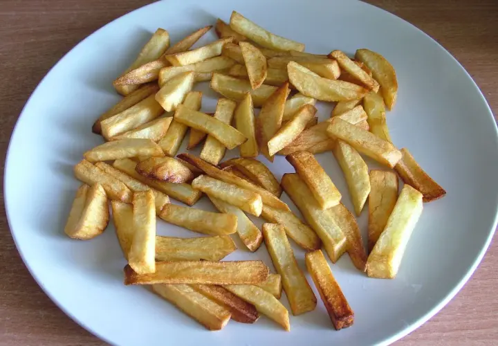Ile kcal mają frytki z piekarnika? Zaskakujące różnice w kaloriach