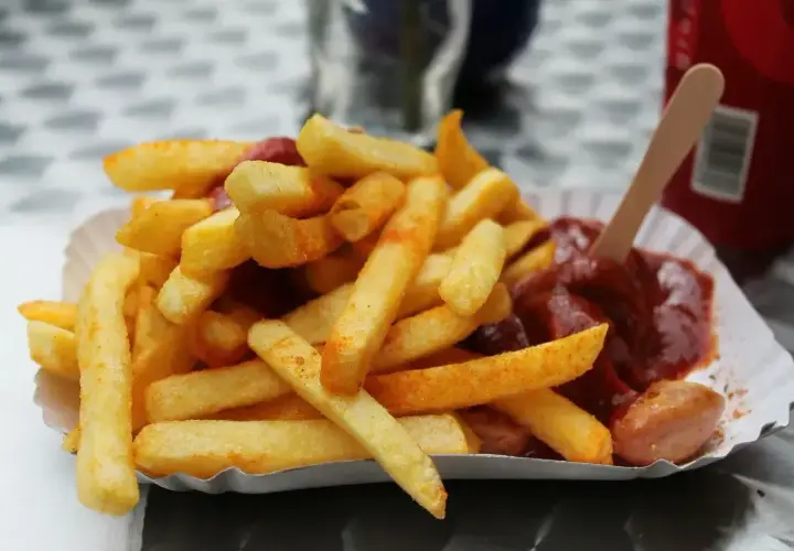 Chrupiące frytki z sosem i kiełbaską, smakują jak najlepsze frytki po wietnamsku.