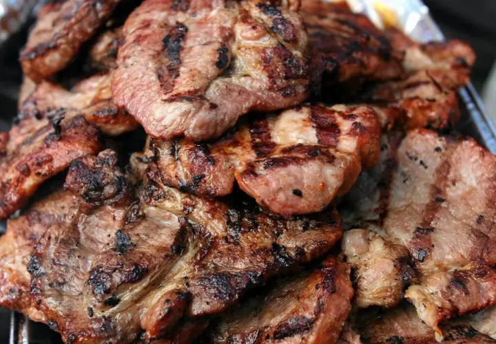 Grillowana karkówka z widocznymi paskami z rusztu.